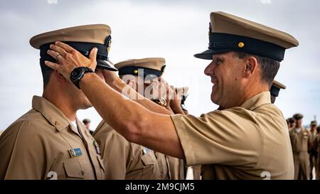 SAN DIEGO (16. Mai 2022) - Senior Chief Naval Aircrewman (Helicopter) John Conant, der dem Helicopter Sea Combat Squadron (HSC) 3 zugeteilt ist, erhält seine kombinierte Deckung vom Master Chief Naval Aircrewman (Helicopter) Robert Kershaw während einer beeindruckenden Zeremonie auf der Naval Air Station North Island (NASNI). HSC-3 ist das Ersatzgeschwader der Westküste MH-60s-Flotte, das für die Ausbildung von Piloten und Flugpersonal verantwortlich ist, indem es der Flotte die leistungsfähigsten Krieger zur Verfügung stellt. Stockfoto