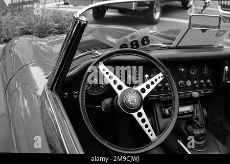 Das Armaturenbrett eines Jaguar E-Type Cabriolets auf einer Automesse in Essex, Massachusetts. Das Bild wurde auf analogem Schwarzweißfilm aufgenommen. Stockfoto