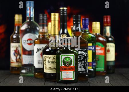 KIEW, UKRAINE - 4. MAI 2022 viele neue Flaschen von weltweit beliebten Alkoholmarken von Whiskey Cognac und Spirituosen mit berühmten Markennamen und Firmenlogos Stockfoto