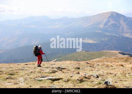 KARPATEN, UKRAINE - 8. OKTOBER 2022 Mount Hoverla. Karpaten in der Ukraine im Herbst. Touristen wandern durch Hügel und Wälder bis zum Gipfel des Hoverla Berges Stockfoto