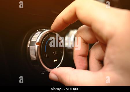 Manuelle Luftverstellung an der Klimaanlage Ihres Fahrzeugs Stockfoto
