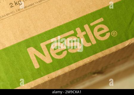 KIEW, UKRAINE - 4. MAI 2022 große Kartons mit dem Logo von Nestle Company. Portionierung von Nestwaren Stockfoto