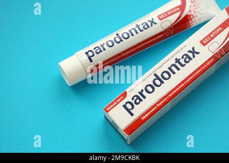 KIEW, UKRAINE - 4. MAI 2022 Paket Parodontax Zahnpasta auf hellem Hintergrund Nahaufnahme Stockfoto