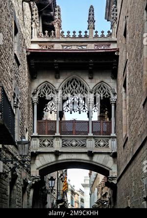 Barcelona, Spanien - Mai 2018: Barri Gotisches Viertel Carrer del Bisbe Brücke zwischen Steinmauern mittelalterlicher Gebäude in der Altstadt. Stockfoto