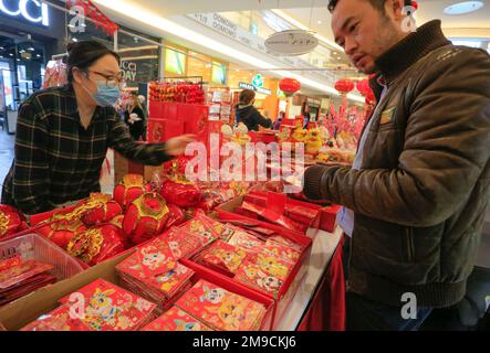 Richmond, Kanada. 17. Januar 2023. Ein Mann kauft am 17. Januar 2023 auf der chinesischen Neujahrsblume- und Geschenkmesse in Richmond, British Columbia, Kanada, Dekorationen ein. Kredit: Liang Sen/Xinhua/Alamy Live News Stockfoto
