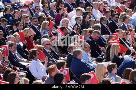 Austin, Texas, USA. 17. Januar 2023. Während der dritten Amtseinführung des Gouverneurs Greg Abbott (nicht abgebildet) auf den nördlichen Stufen des Texas Capitol am 17. Januar 2023 hört ein republikanisches Publikum im Texas Capitol zu. (Kreditbild: © Bob Daemmrich/ZUMA Press Wire) NUR REDAKTIONELLE VERWENDUNG! Nicht für den kommerziellen GEBRAUCH! Stockfoto