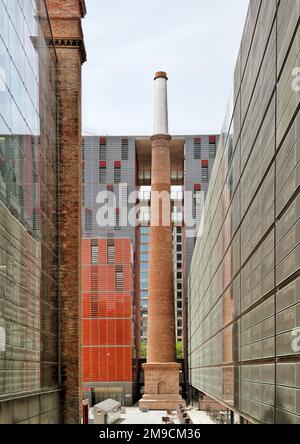 Barcelona, Spanien - Mai 2018: Moderne Gebäude und alter Schornstein an der Universität Pompeu Fabra in Barcelona. Placa Gutenberg Stockfoto