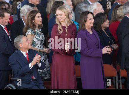 Austin, Texas, USA. 17. Januar 2023. Texas Governor GREG ABBOTT, Tochter AUDREY ABBOTT und Ehefrau CECILIA ABBOTT applaudierten während seiner dritten Amtseinführung am 17. Januar 2023 an den nördlichen Stufen des Texas Capitol. (Kreditbild: © Bob Daemmrich/ZUMA Press Wire) NUR REDAKTIONELLE VERWENDUNG! Nicht für den kommerziellen GEBRAUCH! Stockfoto