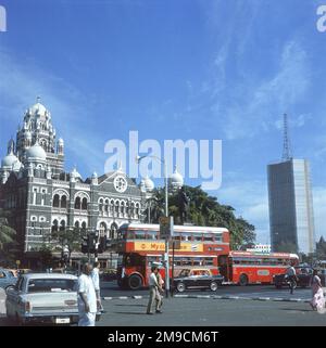 Eine Straßenszene im Zentrum von Bombay mit den Western Railway Büros auf der linken Seite, einem Fernsehradioturm auf der rechten Seite und ehemaligen Londoner Bussen. Stockfoto