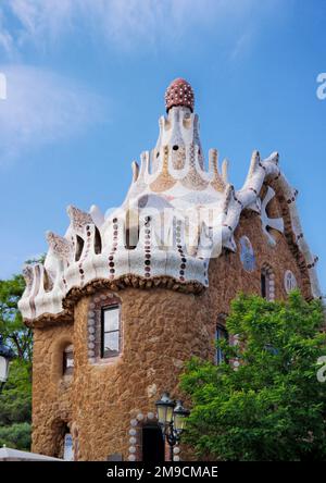 Barcelona, Spanien - 2018. Mai: Casa del Guarda im Park Güell. Erstaunlich aussehende architektonische Kunst in Barcelona. Entworfen von Antoni Gaudi Stockfoto