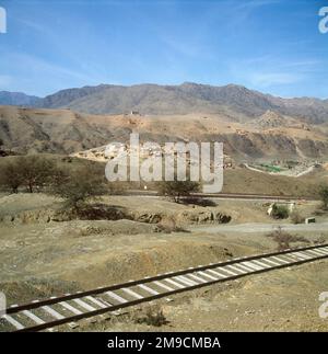 Eisenbahnlinie durch Ali Masjid, einst ein britisches Fort. Fast jedes Dorf ist mit seinen Häusern als nach innen gerichtete Plätze befestigt. Stockfoto