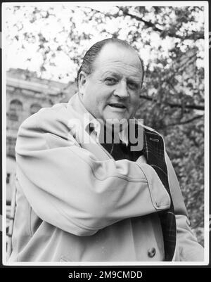 RICHARD DIMBLEBY, britischer Journalist und BBC-Reporter. Der erste Reporter, der das Belsen-Lager betrat, Kommentator der Beerdigungen von George VI. Und Churchill. Stockfoto