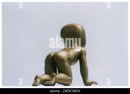 Eine Skulptur eines krabbelnden Babys von David Cerny; eine Reihe dieser Babys oder „Miminka“ kann man sehen, wie sie die Pole des Prager Fernsehturms in der Tschechoslowakei erklimmen. Stockfoto