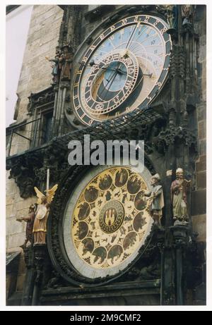 Die astronomische Uhr auf dem Altstädter Ring in Prag zeigt die Revolutionen der Sonne, des Mondes und der Sterne und zieht Scharen von Besuchern in die Stadt, um zu sehen, wie sie die Stunde schlägt. Stockfoto