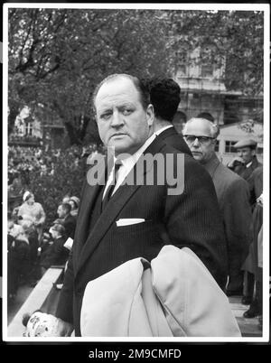 RICHARD DIMBLEBY, britischer Journalist und BBC-Reporter. Der erste Reporter, der das Belsen-Lager betrat, Kommentator der Beerdigungen von George VI. Und Churchill. Stockfoto