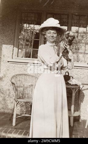 Eine edwardianische Dame und ihr Hund Stockfoto