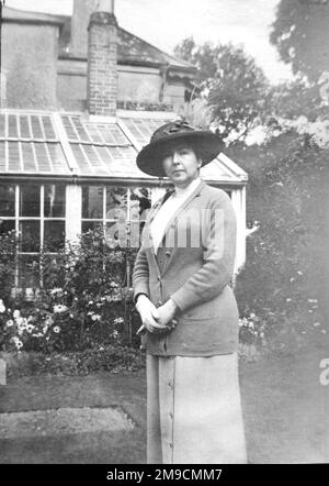 Eine Frau in einem Kent-Garten Stockfoto