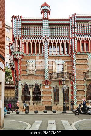 Barcelona, Spanien, Mai 2018: Fassade der Casa Vicens mit bunten Fliesen. Es ist das erste Meisterwerk von Antoni Gaudí. Sommerhaus für die Familie Vicens Stockfoto