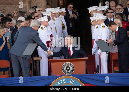 Austin, Texas, USA. 17. Januar 2023. Texas, Oberleutnant Der Regierung. DAN PATRICK, ich, schüttelt der texanischen Regierung die Hand. GREG ABBOTT nach der dritten Amtseinführung im Texas Capitol am 17. Januar 2023. (Kreditbild: © Bob Daemmrich/ZUMA Press Wire) NUR REDAKTIONELLE VERWENDUNG! Nicht für den kommerziellen GEBRAUCH! Stockfoto