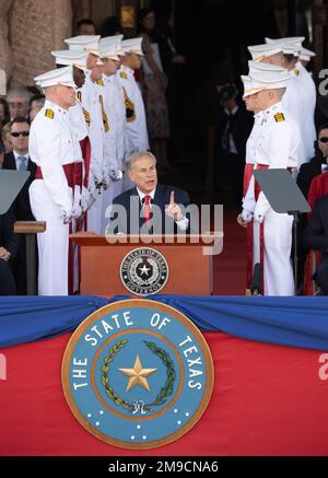 Austin, Texas, USA. 17. Januar 2023. Der texanische Gouverneur GREG ABBOTT hält seine Eröffnungsrede auf den nördlichen Stufen des Texas Capitol während der Vereidigungszeremonien am 17. Januar 2023. Abbott beginnt seine dritte Amtszeit. (Kreditbild: © Bob Daemmrich/ZUMA Press Wire) NUR REDAKTIONELLE VERWENDUNG! Nicht für den kommerziellen GEBRAUCH! Stockfoto