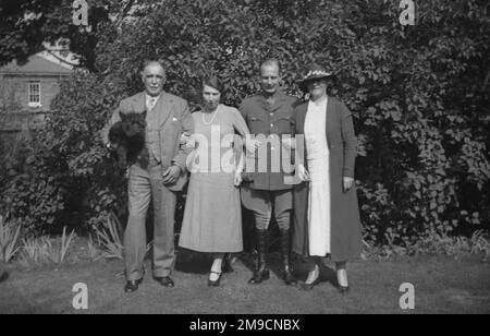 Zwei Paare lassen sich im Garten fotografieren Stockfoto