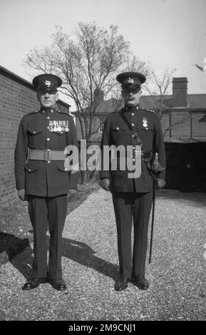 Major George Innes (rechts) mit einem Kollegen am Tag der Krönung von George VI. - 12. Mai 1937 Stockfoto
