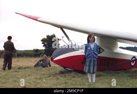 Ein kleines Mädchen steht vor einem Flugzeug bei der Kenley Air Show in Kenley, Surrey. Stockfoto