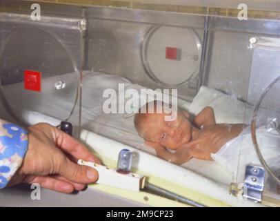 Ein Frühgeborenes Mädchen in einem Inkubator im Redhill Hospital, Surrey. Stockfoto