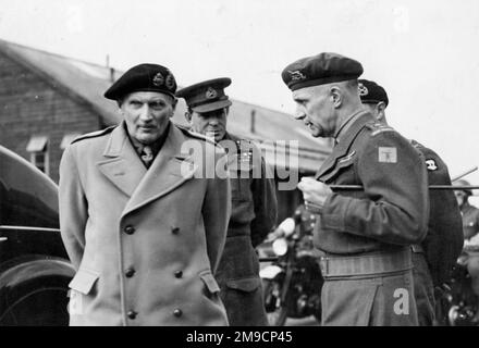 Feldmarschall Bernard Law Montgomery, 1. Viscount Montgomery von Alamein (1887-1976), General Richards und zwei weitere Offiziere, wahrscheinlich während eines Inspektionsbesuchs in einem Armeelager. Stockfoto