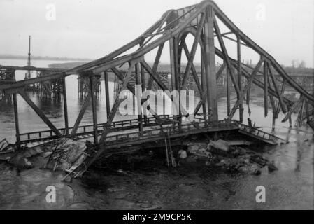 Eine zerstörte Brücke am Nordrhein in Wesel, Deutschland, die kurz nach dem Ende des Zweiten Weltkriegs fotografiert wurde. Stockfoto