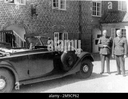 Zwei Offiziere der britischen Armee stehen in der Nähe ihres Mercedes-Benz-Autos, irgendwo in Deutschland am Ende des Zweiten Weltkriegs. Stockfoto