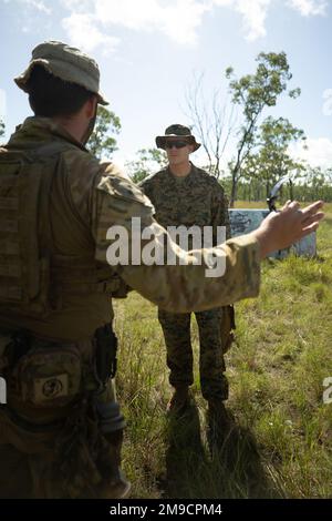 USA Marine Corps LT. Oberst Duncan French (rechts), Executive Officer, Marine Rotational Force-Darwin (MRF-D) 22, spricht mit einem Soldaten der australischen Armee mit 6. Bataillon, Royal Australian Regiment, 7. Brigade, während der Übung Southern Jackaroo 22 in Shoalwater Bay Training Area, Queensland, Australien, 17. Mai 2022. Southern Jackaroo ist eine multilaterale Übung, die von Marines mit MRF-D, der australischen Armee und japanischen Bodenwehrsoldaten durchgeführt wird und sich auf die Ausbildung von Feuerwaffen und kombinierten Waffen konzentriert. Stockfoto