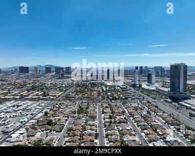 Blick aus der Vogelperspektive über die städtischen Vorstädte von Las Vegas Nevada mit Straßen, Dächern und Häusern, Las Vegas, USA. 15. November 2022 Stockfoto