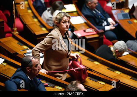 Paris, Frankreich. 17. Januar 2023. Renaissance-Stellvertreterin Barbara Pompili während einer Fragestunde an die Regierung in der Nationalversammlung in Paris am 17. Januar 2023. Kredit: Victor Joly/Alamy Live News Stockfoto