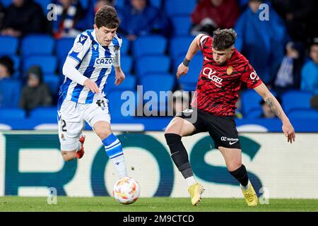 SAN SEBASTIAN, SPANIEN - JANUAR 17: Aihen Munoz von Real Sociedad tritt mit Giovanni Alessandro Gonzalez von RCD Mallorca um den Ball an, während des Spiels Copa del Rey von 16 zwischen Real Sociedad und RCD Mallorca in der reale Arena am 17. Januar 2023 in San Sebastian, Spanien. Kredit: Ricardo Larreina/AFLO/Alamy Live News Stockfoto