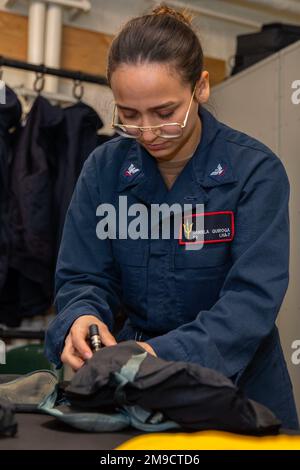 220517-N-CM110-1044 PAZIFIK (17. Mai 2022) – Aircrew Survival Equipmentman 3. Class Daniela Quiroga aus Barranquilla, Kolumbien, fügt eine Inflationsblase in einen Rettungsring an Bord des amphibischen Angriffsträgers USS Tripoli (LHA 7) ein, 17. Mai 2022. Tripoli führt gerade Routineeinsätze in der US-7.-Flotte durch. Stockfoto