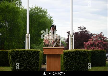 USA Air Force Airman 1. Class George Dimuna, 100. Security Forces Squadron Patrolman, hält eine Eröffnungsrede, um die Polizeiwoche in der Royal Air Force Mildenhall am 16. Mai 2022 zu eröffnen. Die Gemeinschaft kam zusammen, um Strafverfolgungsbeamten, seien es zivile, militärische oder Koalitionstruppen, in Ausübung ihrer Pflicht zur Sicherheit und zum Schutz anderer besondere Anerkennung zu zollen. Stockfoto