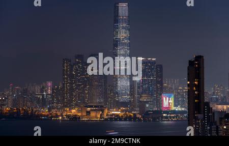 Das ICC International Commerce Center und das brandneue M+ Museum für visuelle Kultur in Hongkong, Victoria Harbour, Hongkong, China. Stockfoto