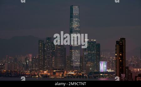 Das ICC International Commerce Center und das brandneue M+ Museum für visuelle Kultur in Hongkong, Victoria Harbour, Hongkong, China. Stockfoto