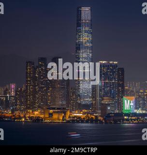 Das ICC International Commerce Center und das brandneue M+ Museum für visuelle Kultur in Hongkong, Victoria Harbour, Hongkong, China. Stockfoto