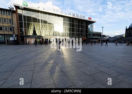 Köln, Deutschland, Januar 11 2023: Reisende am kölner Hauptbahnhof Stockfoto