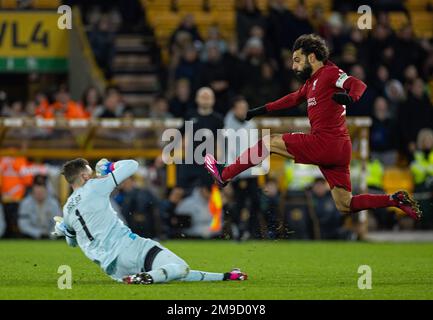 Wolverhampton. 17. Januar 2023. Mohamed Salah (R) von Liverpool spielt beim FA Cup 3. Round Replay Match zwischen Wolverhampton Wanderers und Liverpool in Wolverhampton, Großbritannien, am 17. Januar 2023. Kredit: Xinhua/Alamy Live News Stockfoto