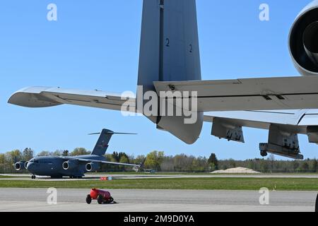 Ein C-17 Globemaster III-Flugzeug, das dem 167. Airlift Wing, West Virginia Air National Guard, zugeteilt ist, trifft am Amari Air Base ein, transportiert Fracht und Passagiere, die die Defender 22 Übung am 16. Mai 2022 in Harjumaa, Estland unterstützen. DEFENDER-Europe 22 ist eine multinationale Ausbildungsübung, die die Fähigkeit der USAREUR-AF demonstrieren soll, die in den USA ansässige Kampfmacht in Osteuropa rasch in mehreren Kinos zu bündeln, um die NATO und die nationale Verteidigungsstrategie zu unterstützen und die Fähigkeiten der Gastländer zu nutzen, um die operative Reichweite der USAREUR-AF zu vergrößern. Stockfoto
