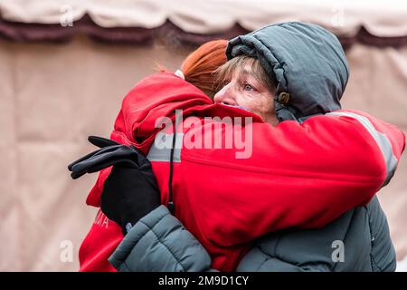 Dnipro, Ukraine. 17. Januar 2023. Frauen trauern, während sie vor einem zerstörten Wohngebäude stehen, das durch einen Raketenangriff vor 4 Tagen in der ukrainischen Stadt Dnipro am 17. Januar 2023 verursacht wurde. Mehr als 40 Opfer, darunter Kinder, wurden getötet, als am Samstag eine russische Rakete auf ein Wohngebäude traf. Foto: Dnipropetrovsk State Administration/UPI Credit: UPI/Alamy Live News Stockfoto