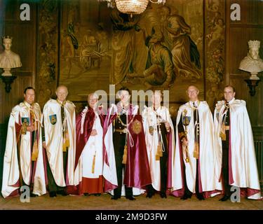 Prinz Charles und andere, in offiziellen Gewändern, getragen für einen Orden-of-the-Bath-Gottesdienst in Westminster Abbey, London. Prinz Charles wurde im Mai 1975 als großer Meister des Bath-Ordens eingesetzt. Stockfoto