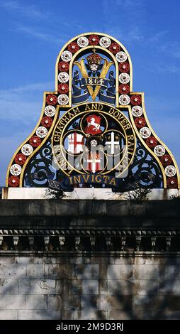 Wappen, London Chatham und Dover Railway, zur Erinnerung an die Eröffnung der Western Blackfriars Railway Bridge, 1864, entworfen von Joseph Cubitt und F. T. Turner. Die originalen Säulen und die noch bestehende Dekoration sind die Basis für die neue Blackfriars Station, Southwark bankside, London. Stockfoto