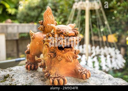 Die Gebetspapiere Shisa und Omikuji im Ryukyu Mura in Okinawa, Japan Stockfoto