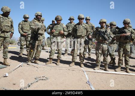 Ein Solider der 11th Air Defense Artillery Brigade führt Major Jacinto Garza, den Senior Berater der US Army Central, durch einen Sandtisch, der die Positionen der Luftverteidigung während Roving Sands 2022 darstellt. Roving Sands zog eine Reihe von prominenten Besuchern aus der gesamten US-Armee sowie allgemeine Luftabwehroffiziere aus Katar, Saudi-Arabien, Kuwait und den Vereinigten Arabischen Emiraten an. 32d, AAMDC, Stockfoto