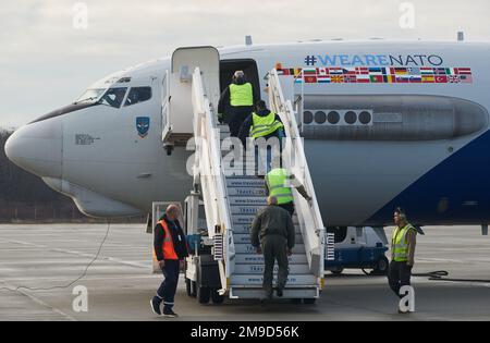 Otopeni, Rumänien - 17. Januar 2023: Ankunft von Flugzeugen des Airborne Warning and Control System AWACS von der NATO Airborne Early Warning & Control Force – NA Stockfoto