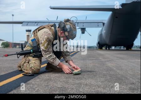 Senior Airman Christian Campbell, 19. Civil Engineer Squadron Sprengstoffbeseitigungstechniker, untersucht ein Geschütz, das nach einem simulierten Angriff auf die Fluglinie während ROCKI 22-03 am Little Rock Air Force Base, Arkansas, am 14. Mai 2022 gefunden wurde. Die ROCKI-Übungen wurden entwickelt, um das gesamte Spektrum der Bereitschaftsfähigkeiten des Luftfederungsflügels zu validieren. Sie sind in der Regel in verschiedene Phasen unterteilt, die jeweils absichtlich dazu bestimmt sind, den Flügel in verschiedenen Kampffunktionen zu bewerten. Stockfoto